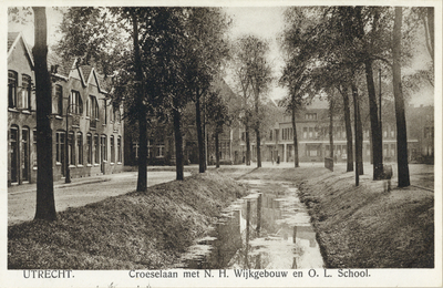 221 Gezicht in de Croeselaan te Utrecht met in het midden de Moesgracht.